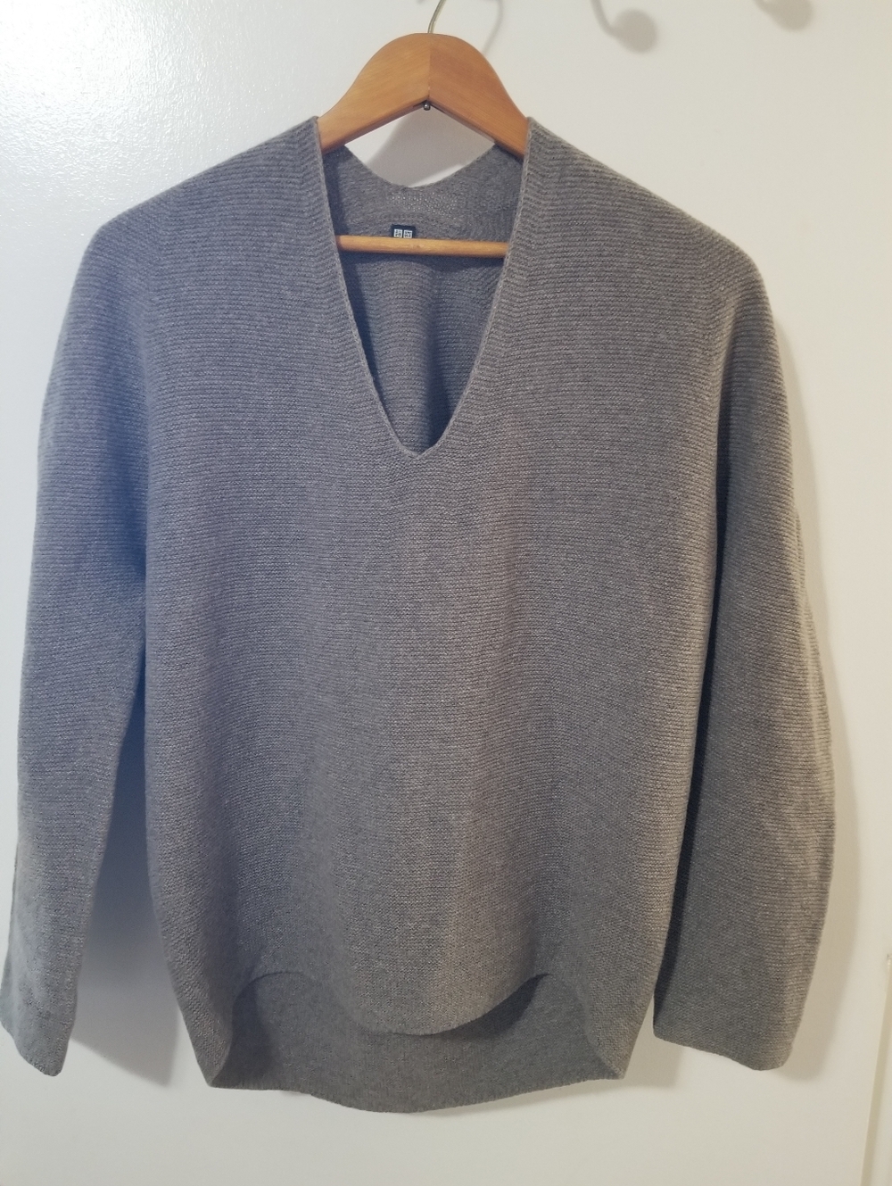 UNIQLO 100% Wool V-Neck Sweater Tan Relaxed Minimalist Chic Large